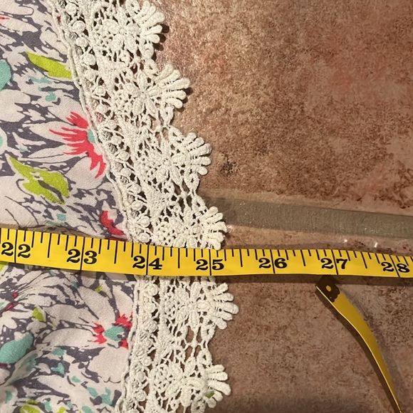 Everly Floral Top Cami With Crochet Bottom Trim Size Small - Picture 8 of 8